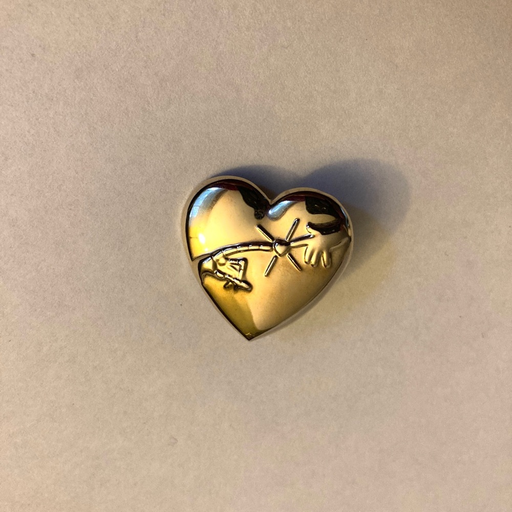 ET Movie Gold Colored Heart Pin - Picture 5 of 6